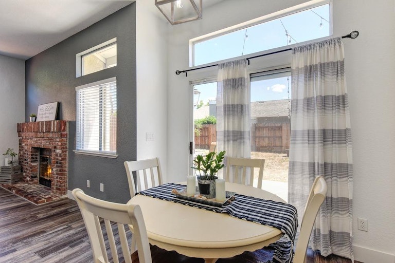 Photo 18 of 40 - 8372 Vintage Park Dr, Sacramento, CA 95828