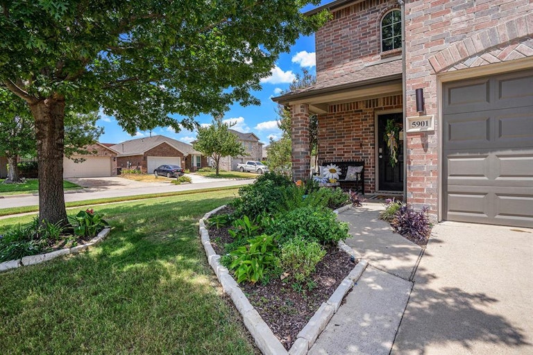 Photo 4 of 34 - 5901 Westgate Dr, Fort Worth, TX 76179