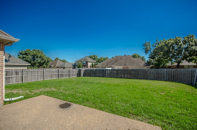 Photo 38 of 38 - 1320 Rusticwood Dr, Desoto, TX 75115