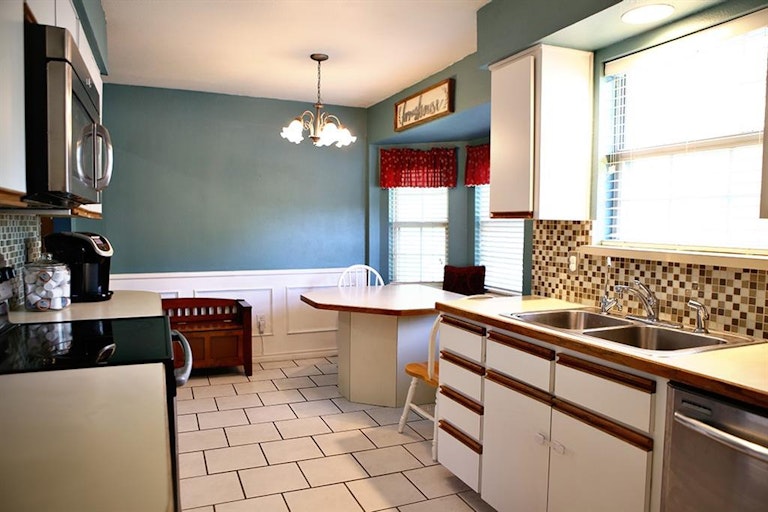 Photo 15 of 38 - 5825 N Hills Dr, North Richland Hills, TX 76117