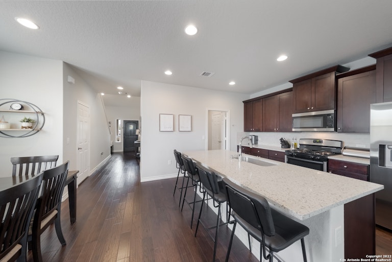Photo 8 of 26 - 5503 Burr Blf, San Antonio, TX 78266