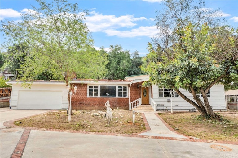 Photo 2 of 47 - 7814 McGroarty St, Sunland, CA 91040
