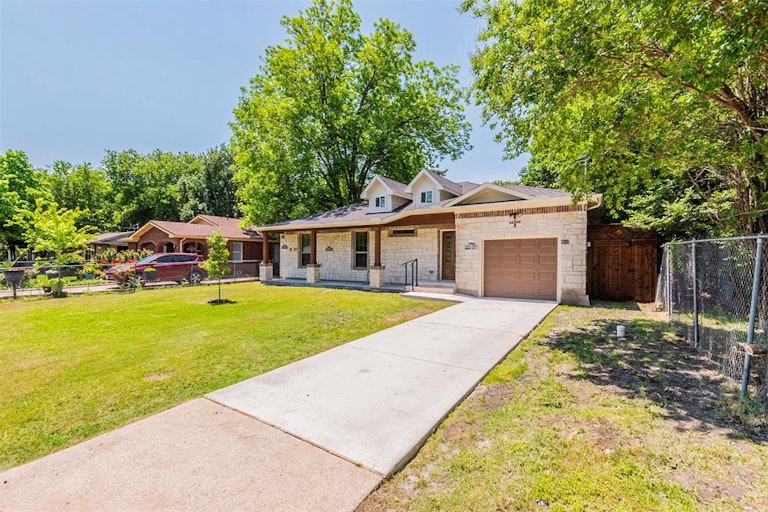 Photo 2 of 33 - 4165 Doyle Ln, Lancaster, TX 75134