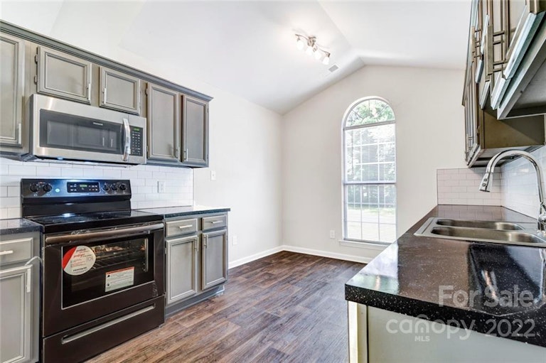 Photo 8 of 18 - 7731 Ivy Hollow Dr, Charlotte, NC 28227