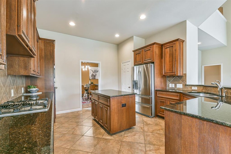 Photo 10 of 26 - 2505 Rockygate Ln, Friendswood, TX 77546