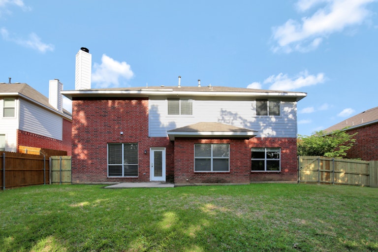 Photo 6 of 29 - 7533 Parkgate Dr, Fort Worth, TX 76137
