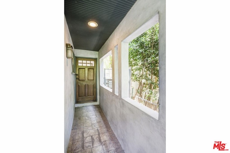 Photo 10 of 49 - 641 N Mariposa Ave, Los Angeles, CA 90004
