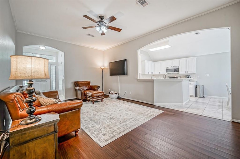 Photo 5 of 19 - 5023 Misty Ln, Pasadena, TX 77505