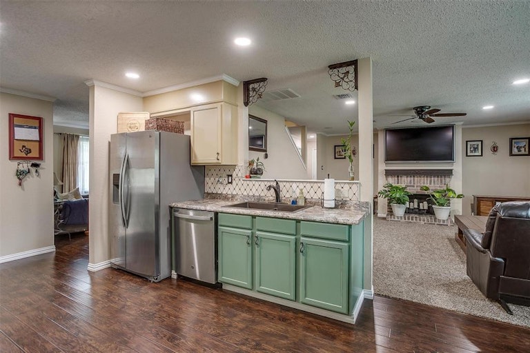 Photo 9 of 33 - 1235 Scarlet Sage Pkwy, Burleson, TX 76028