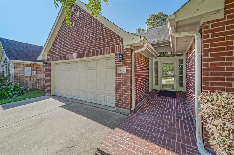 Photo 2 of 19 - 5023 Misty Ln, Pasadena, TX 77505