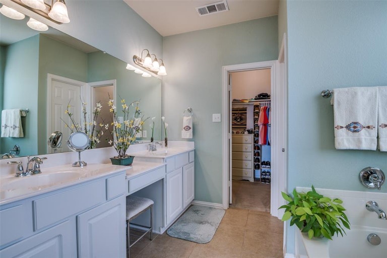 Photo 13 of 29 - 328 Turnstone Dr, Little Elm, TX 75068