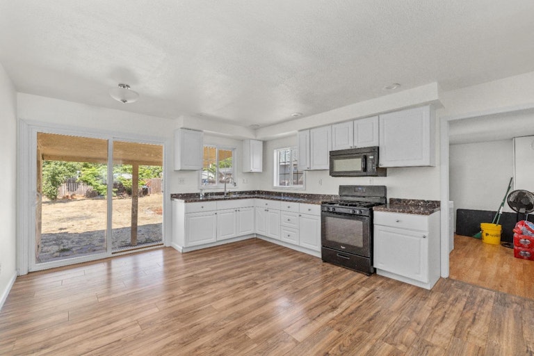 Photo 8 of 25 - 3813 Branch St, Sacramento, CA 95838