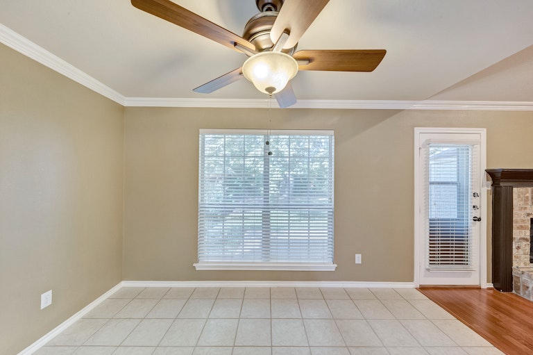 Photo 9 of 28 - 2225 Park Hurst Dr, Arlington, TX 76001