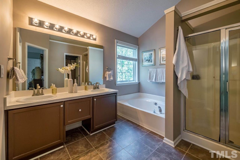 Photo 15 of 46 - 5 Ingram Ct, Durham, NC 27713