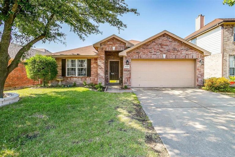Photo 1 of 40 - 10109 Chapel Rock Dr, Fort Worth, TX 76116