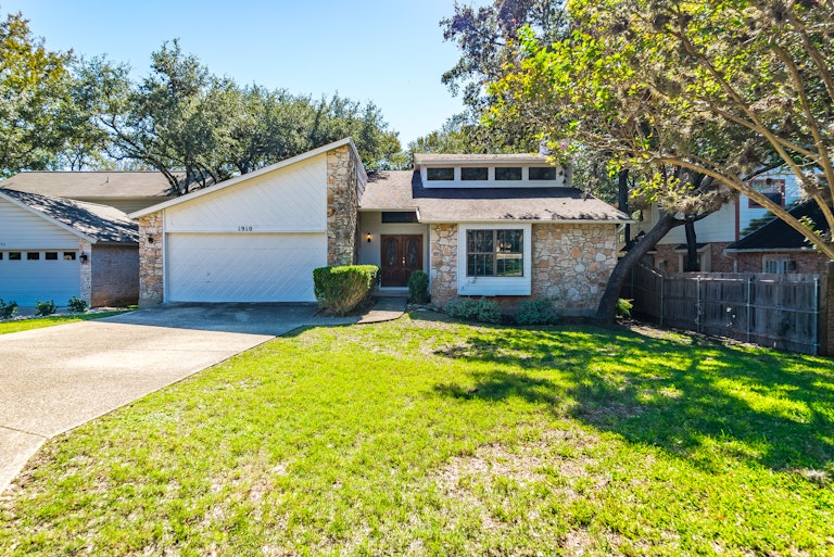 Photo 5 of 25 - 1910 Hillingway St, San Antonio, TX 78248