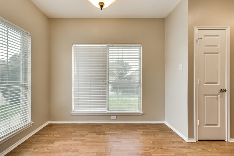 Photo 17 of 33 - 2132 Montclair Ln, Lewisville, TX 75067