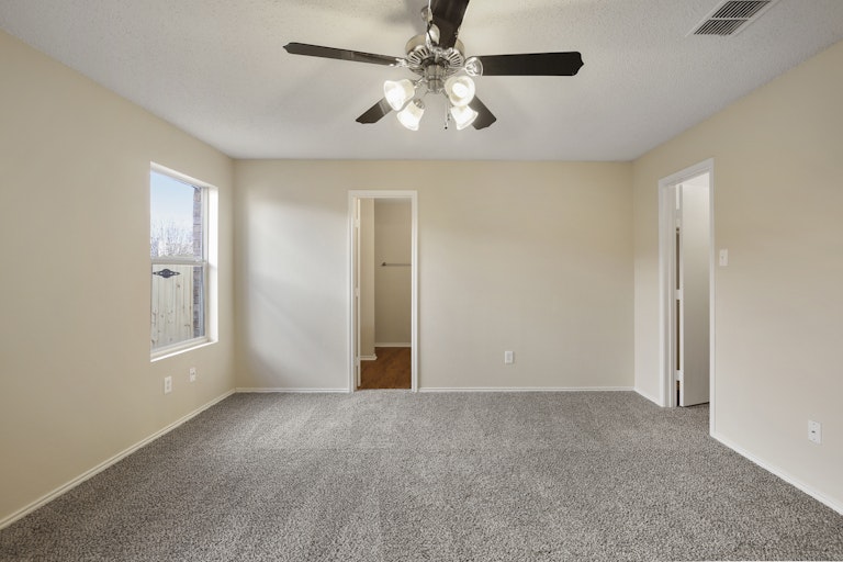 Photo 14 of 30 - 6904 Meadow Way Ln, Fort Worth, TX 76179