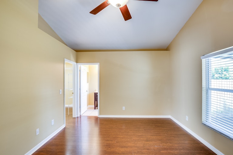 Photo 4 of 11 - 24620 Laurel Ridge Dr, Lutz, FL 33559