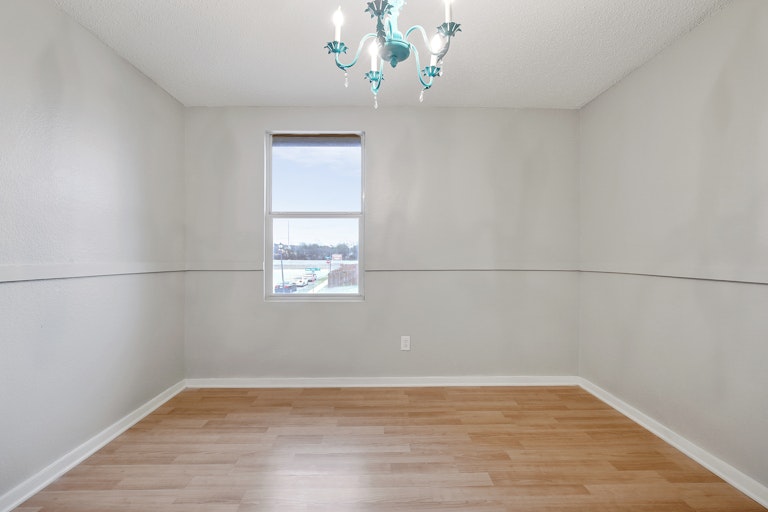 Photo 20 of 32 - 1300 Anna Lea Ln, Burleson, TX 76028
