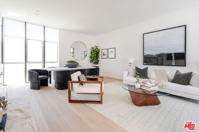 Photo 8 of 34 - 825 N Kings Rd #8, West Hollywood, CA 90069