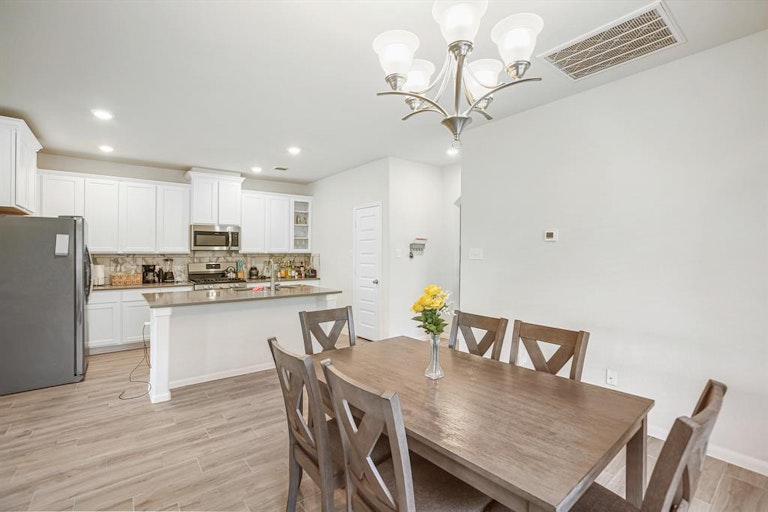 Photo 13 of 31 - 227 Murrieta Ln, Rosharon, TX 77583