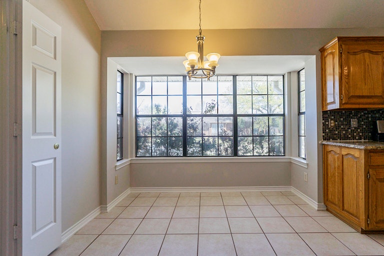 Photo 12 of 36 - 1721 Knob Hill Dr, Garland, TX 75043