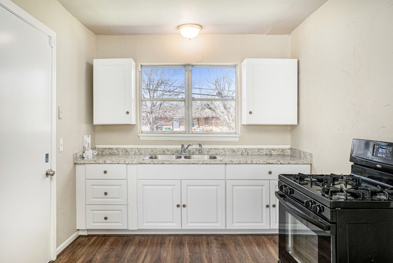 Photo 2 of 15 - 3115 Dacca Dr, Houston, TX 77051