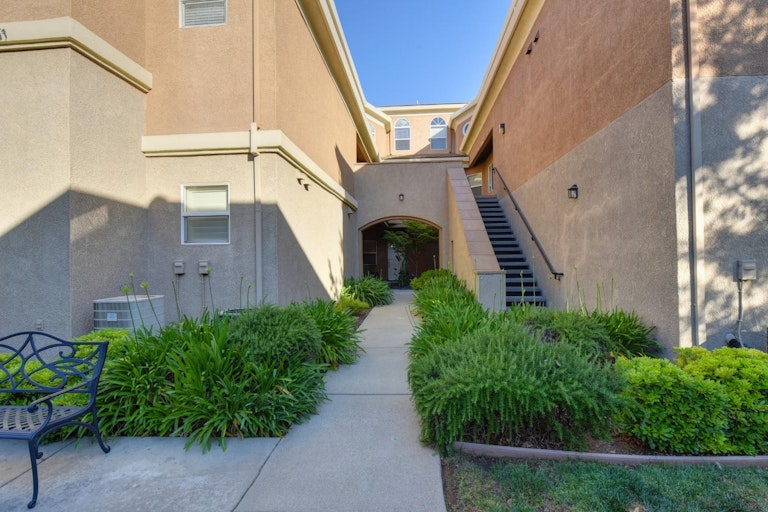 Photo 3 of 40 - 1000 Moon Cir #1026, Folsom, CA 95630