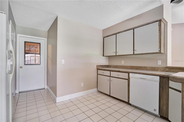 Photo 8 of 33 - 9425 Cannon Dr, Orlando, FL 32817
