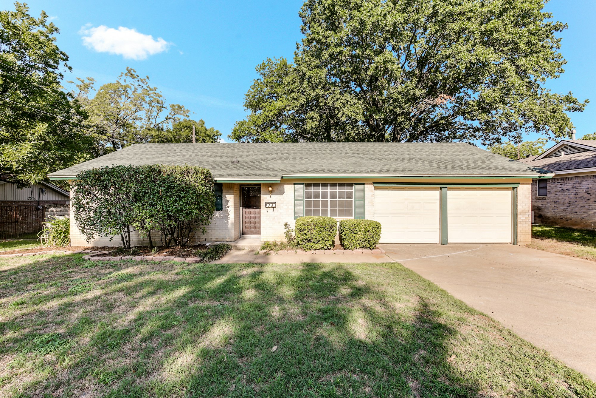 Photo 1 of 16 - 612 Mesa Dr, Euless, TX 76040