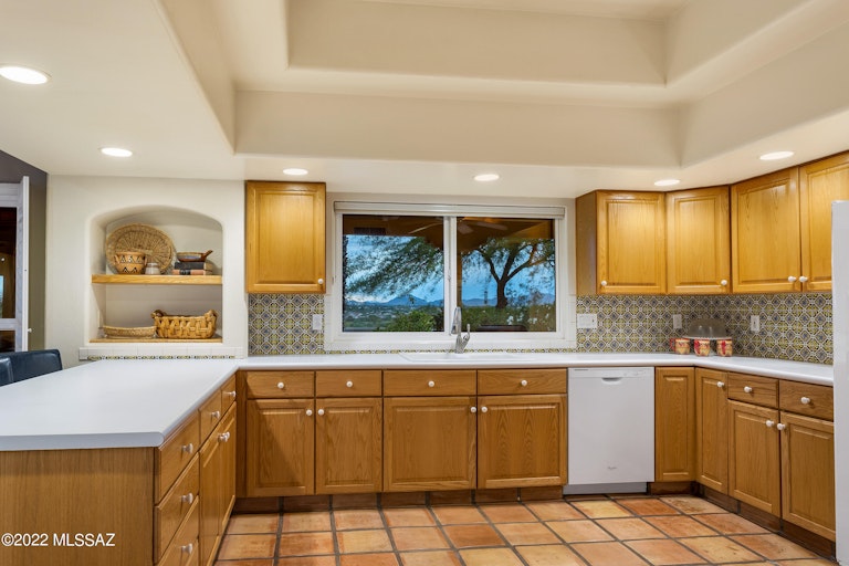 Photo 13 of 50 - 4615 E Coachlight Ln, Tucson, AZ 85718
