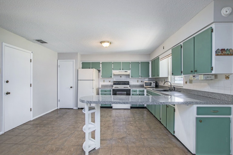 Photo 4 of 17 - 37223 Temple Ave, Zephyrhills, FL 33541