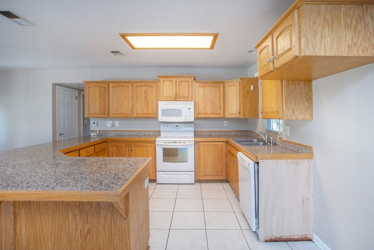 Photo 5 of 17 - 502 S Everina Cir, Brandon, FL 33510