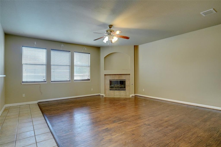 Photo 9 of 34 - 1709 White Dove Ln, Denton, TX 76210