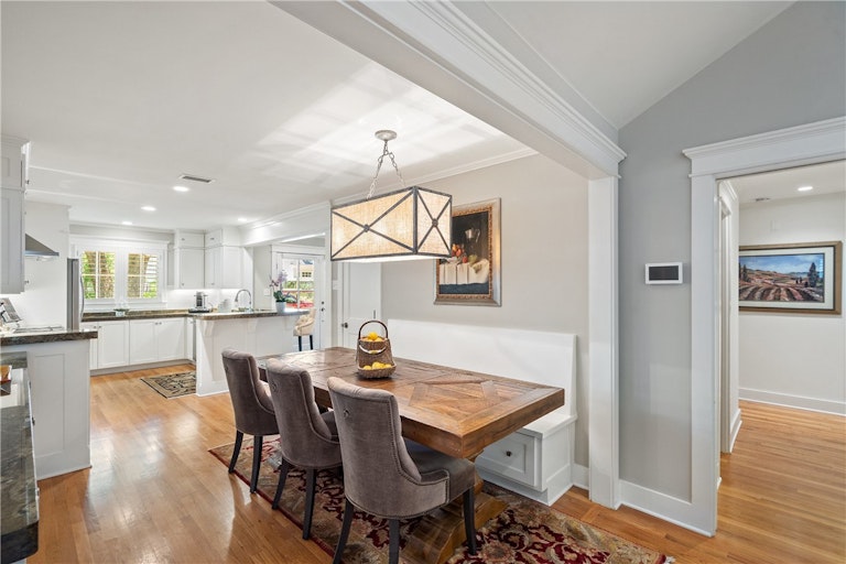Photo 14 of 39 - 2901 Clearview Dr, Austin, TX 78703