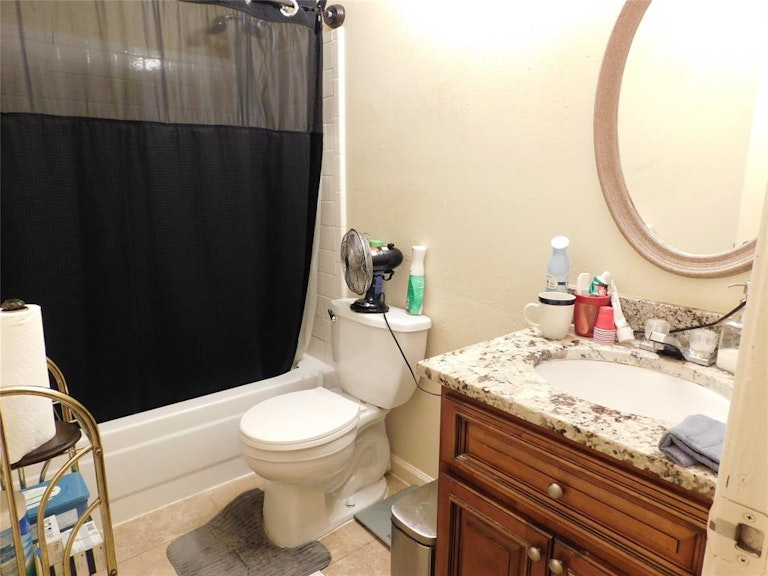 Photo 15 of 25 - 3910 Spring Meadow Dr, Pearland, TX 77584