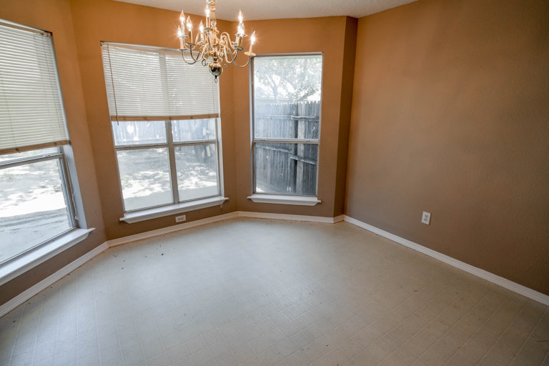 Photo 12 of 31 - 1337 Mimosa Ln, Lewisville, TX 75077