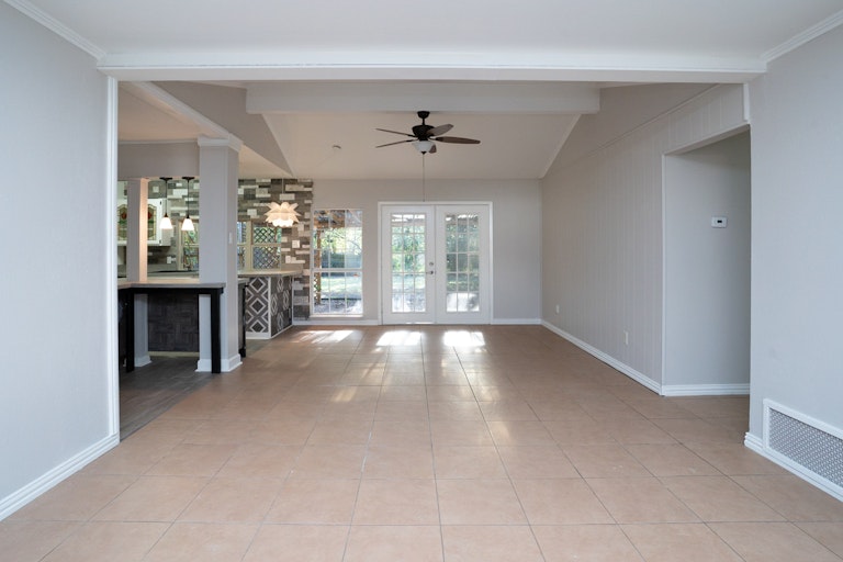 Photo 5 of 24 - 3705 Clark Ct, Arlington, TX 76015
