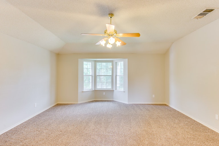 Photo 17 of 31 - 900 Heritage Pkwy S, Allen, TX 75002