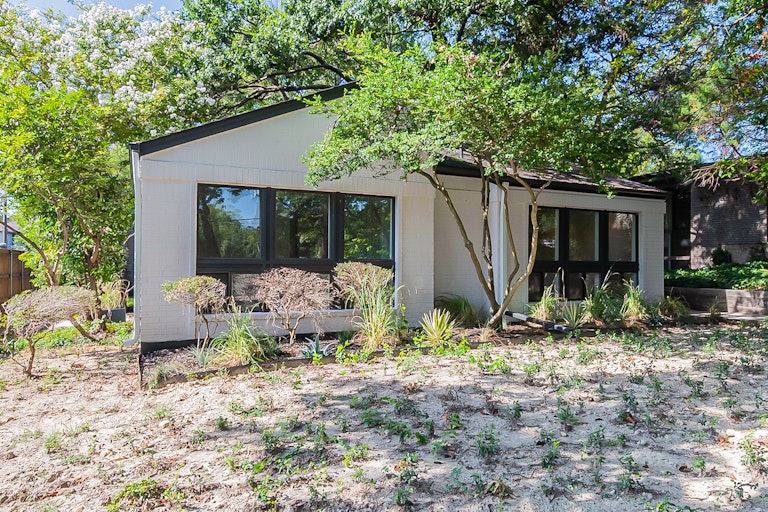 Photo 1 of 28 - 7050 Gaston Ave, Dallas, TX 75214