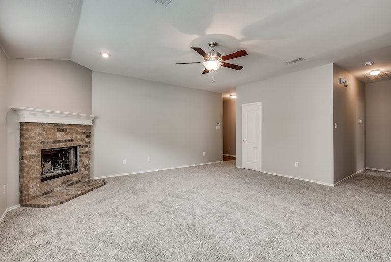 Photo 8 of 24 - 409 Twin Knoll Dr, McKinney, TX 75071