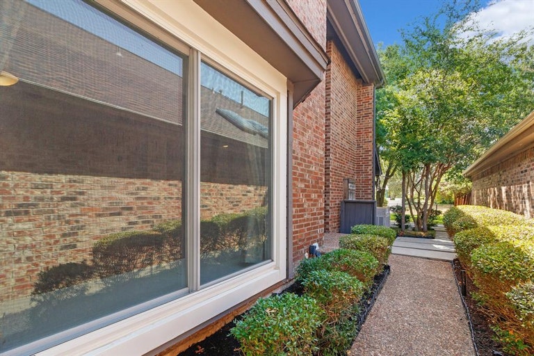 Photo 3 of 25 - 9001 Cumberland Dr, Irving, TX 75063