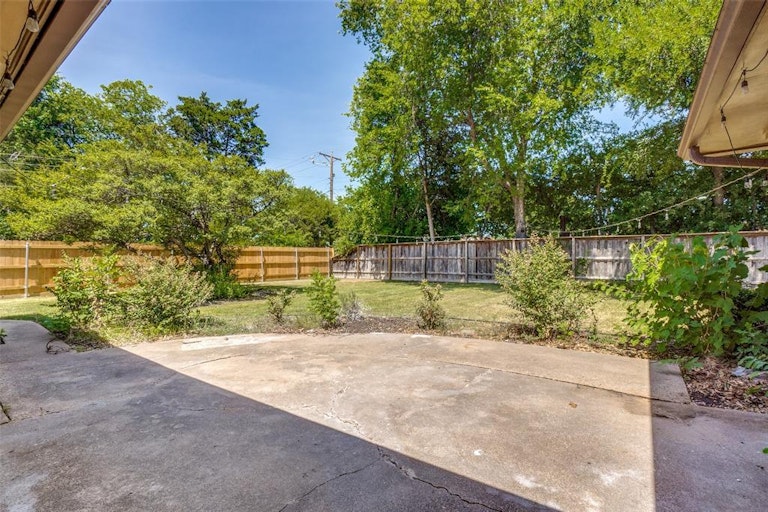Photo 28 of 37 - 1759 Crowberry Dr, Dallas, TX 75228