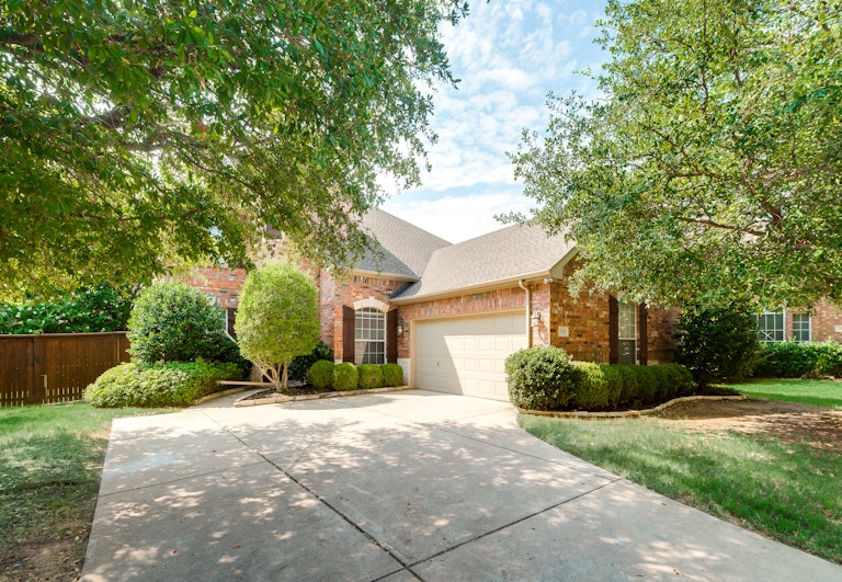 Photo 1 of 32 - 530 Lauren Ct, Keller, TX 76248