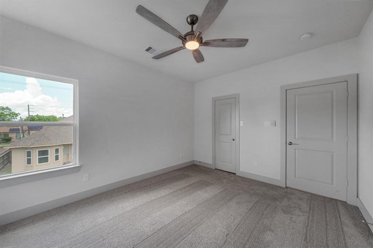 Photo 8 of 26 - 8220 Corinth St, Houston, TX 77051