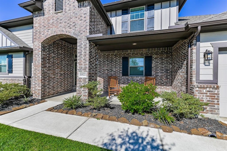 Photo 2 of 36 - 6822 Aspen Peak Dr, Baytown, TX 77521