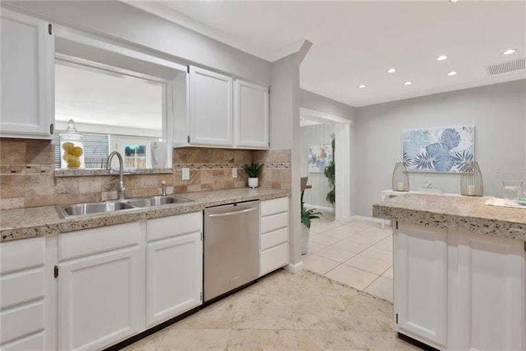 Photo 17 of 52 - 2302 S Arrawana Ave, Tampa, FL 33629