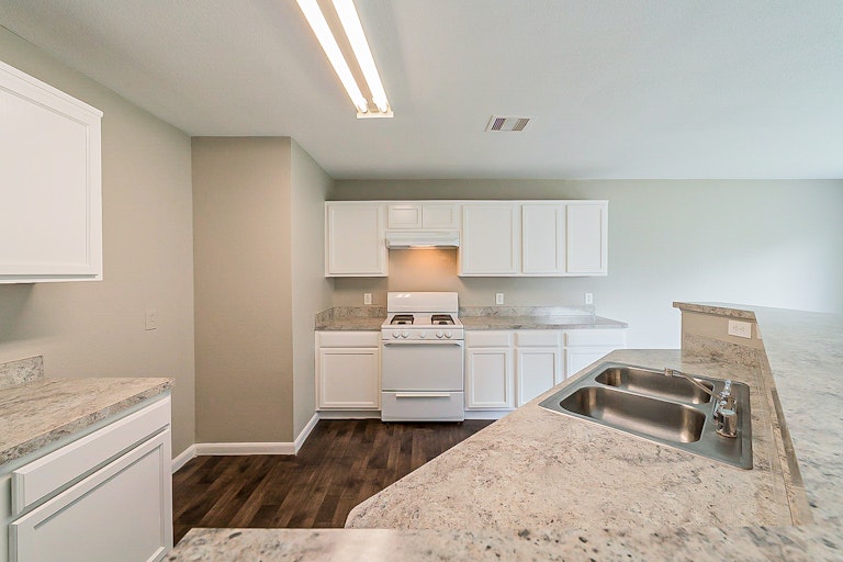 Photo 11 of 38 - 18910 Remington Mill Dr, Houston, TX 77073