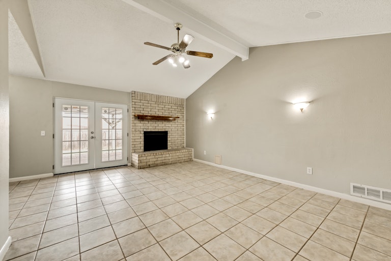 Photo 12 of 29 - 7404 Cheryl Ct, Watauga, TX 76148